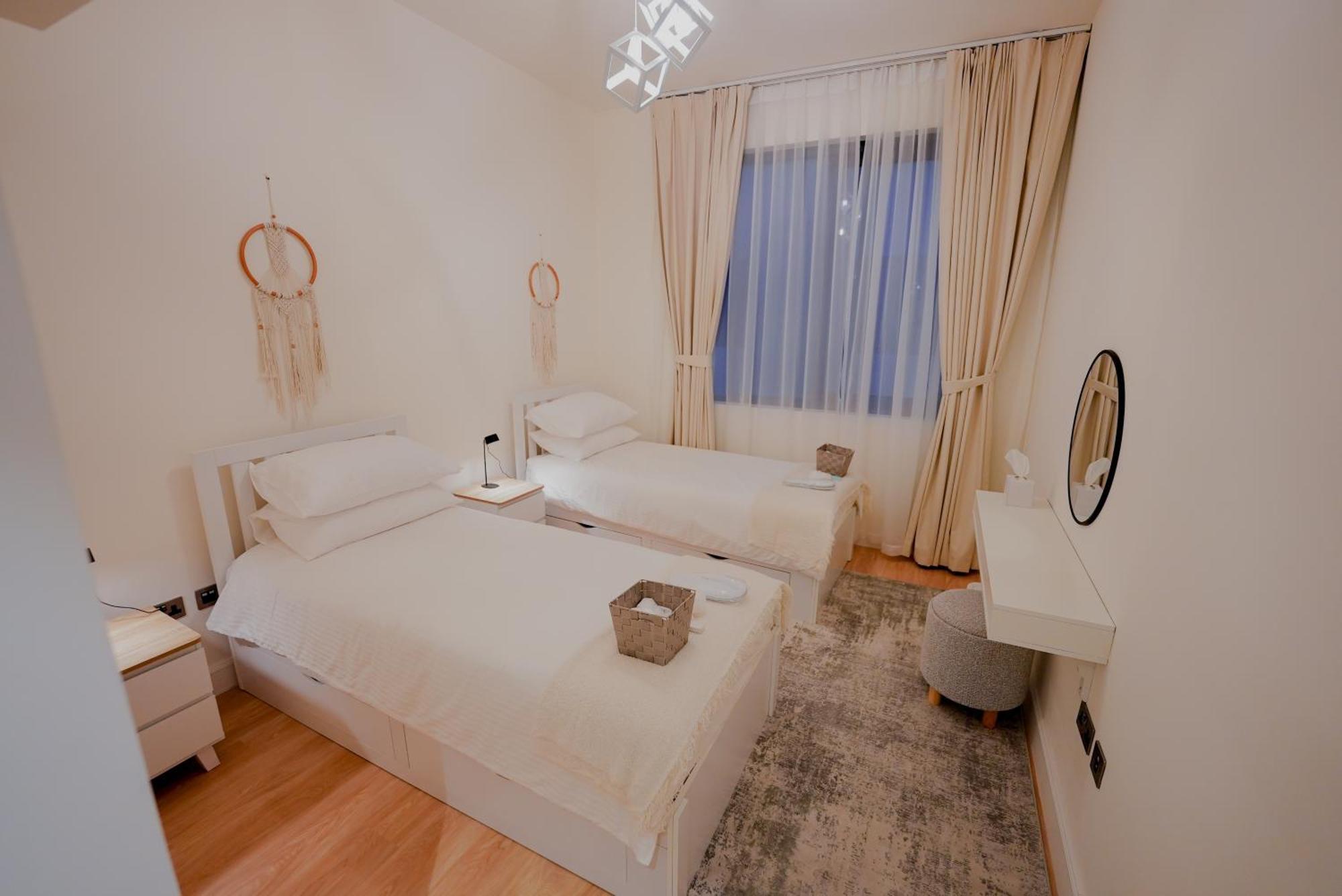 Yas Island Villa- 4br Luxury Smart Home, Up To 9 Guests, Near Yas Theme Parks Villa *
