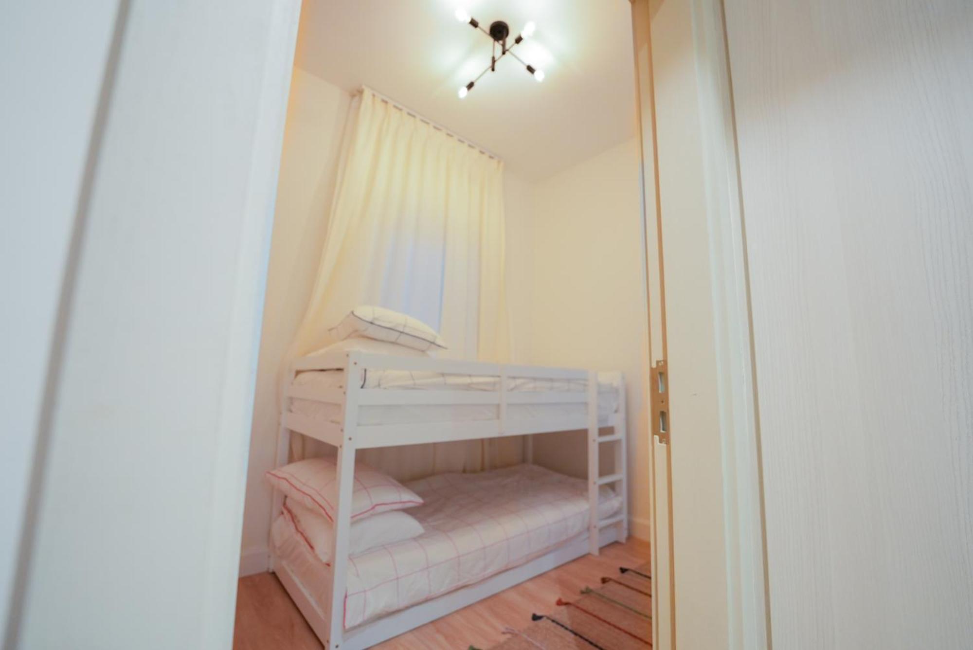 Yas Island Villa- 4br Luxury Smart Home, Up To 9 Guests, Near Yas Theme Parks *