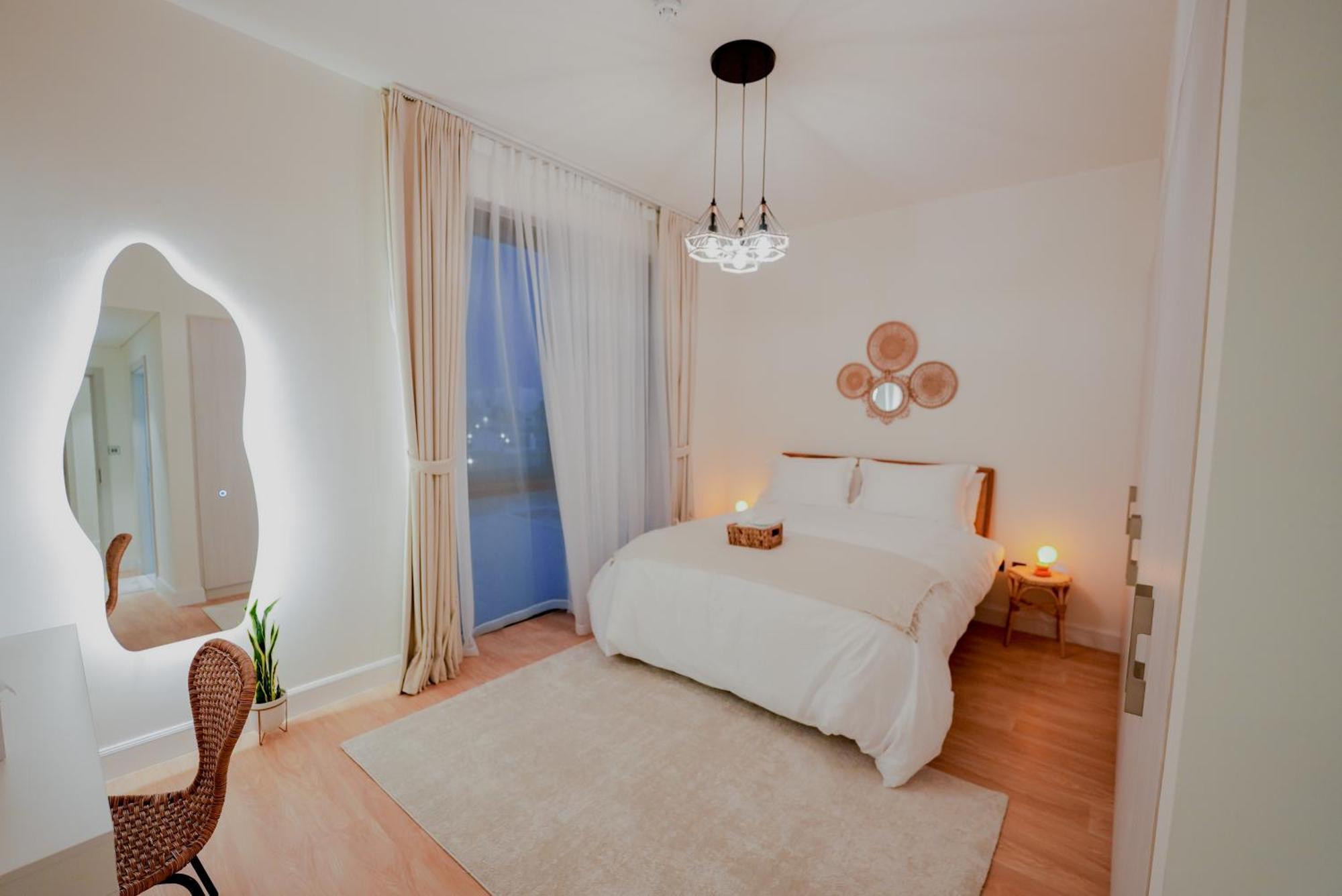 Villa Yas Island Villa- 4br Luxury Smart Home, Up To 9 Guests, Near Yas Theme Parks *