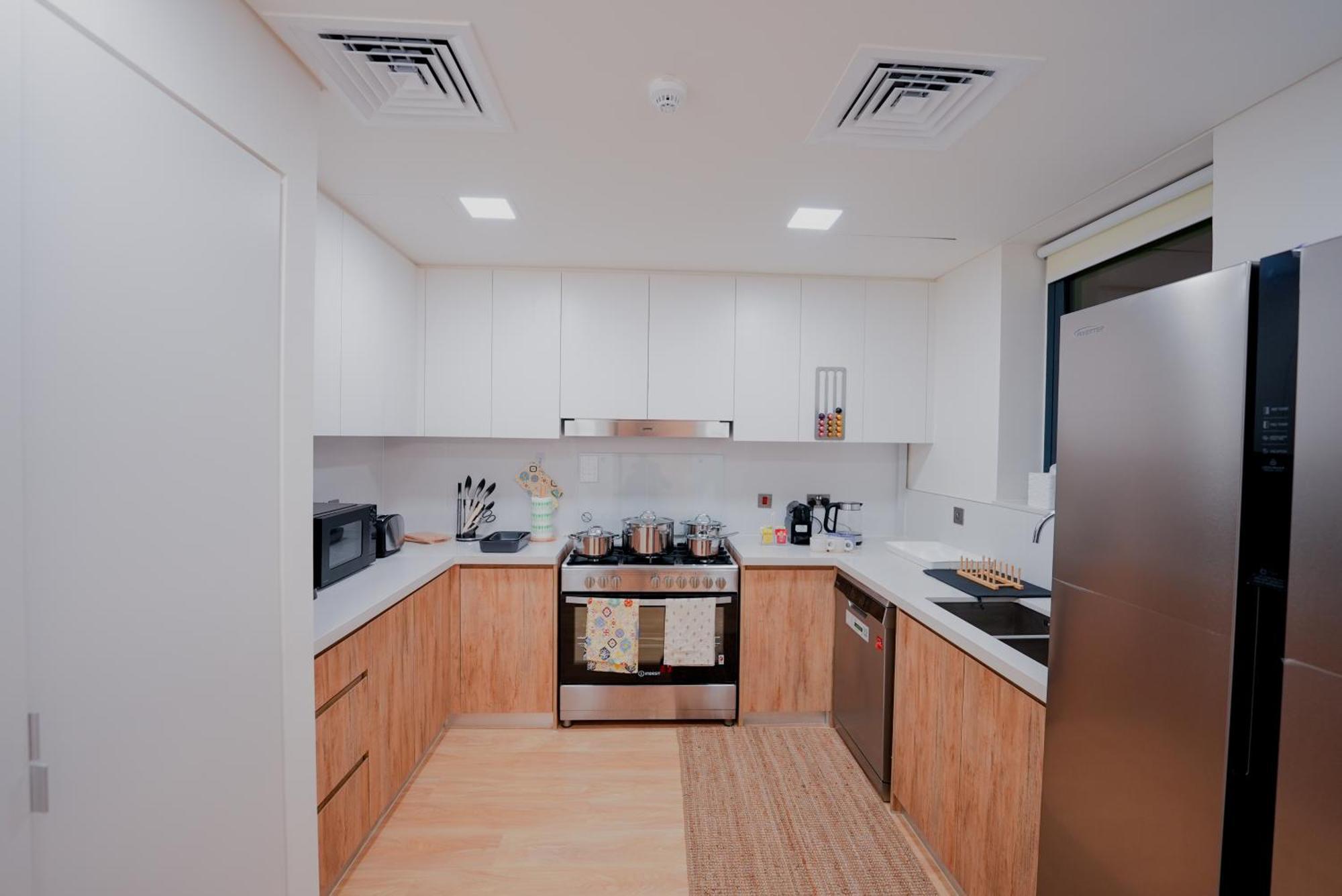 Yas Island Villa- 4br Luxury Smart Home, Up To 9 Guests, Near Yas Theme Parks