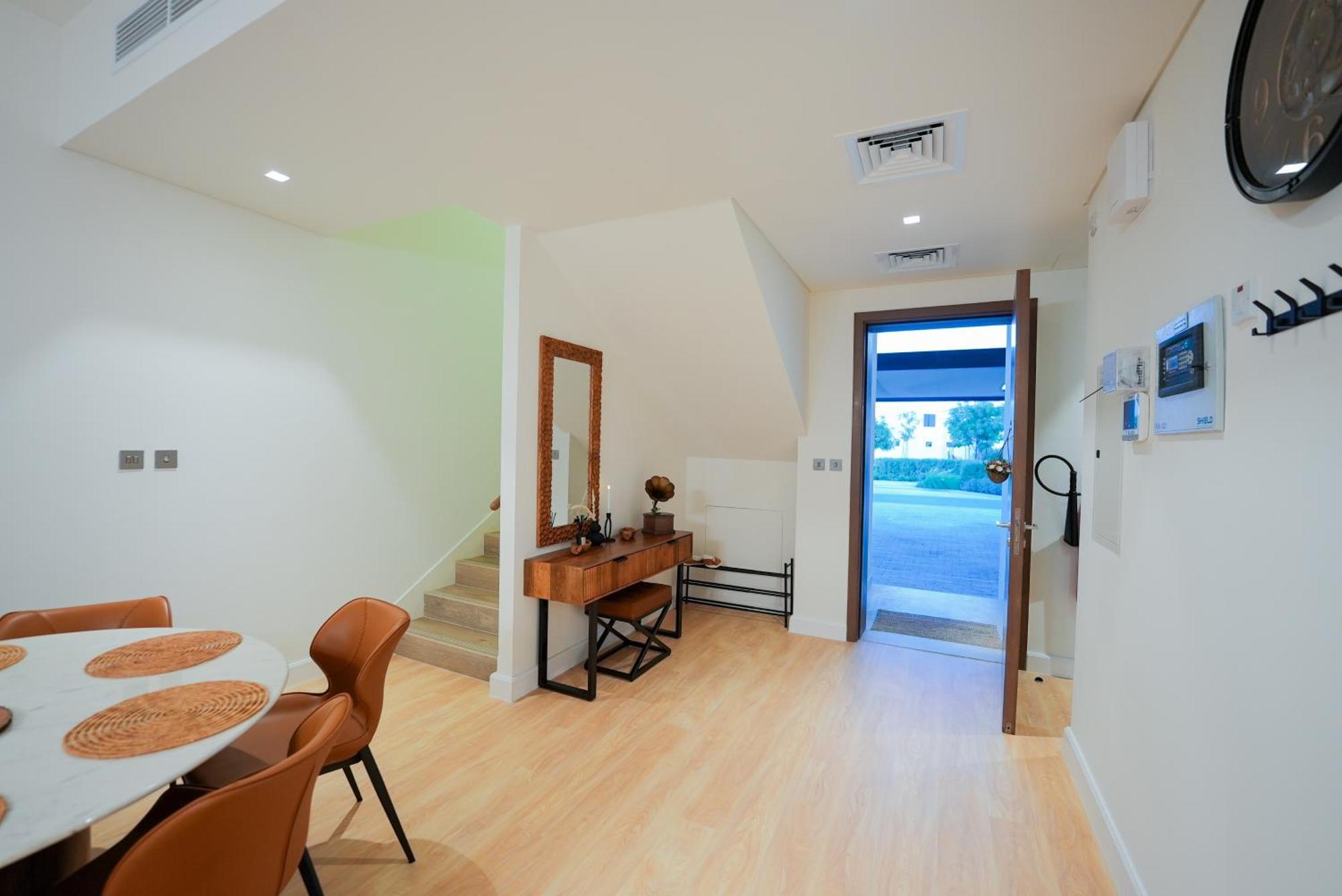 Yas Island Villa- 4br Luxury Smart Home, Up To 9 Guests, Near Yas Theme Parks *
