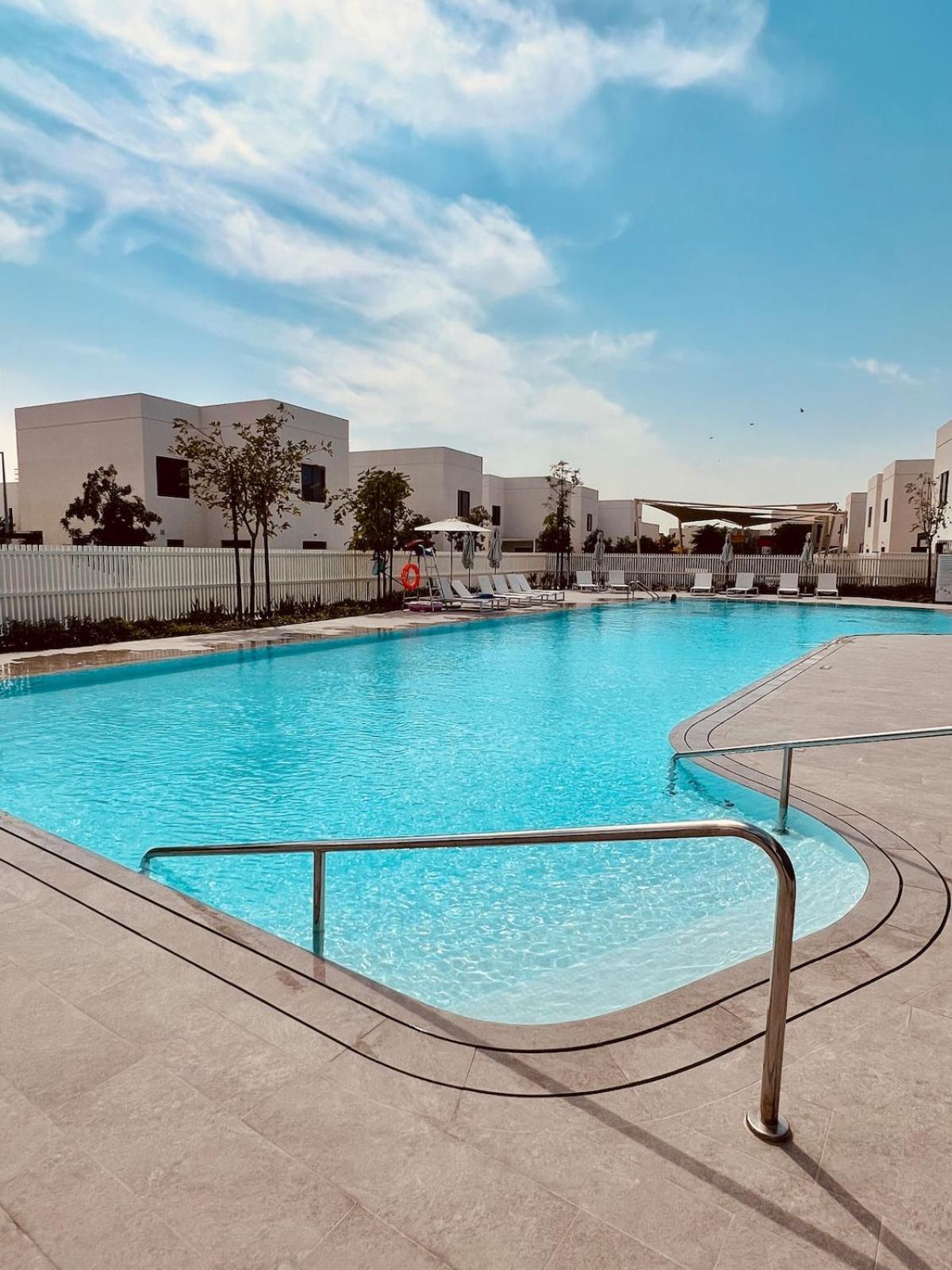Yas Island Villa- 4br Luxury Smart Home, Up To 9 Guests, Near Yas Theme Parks